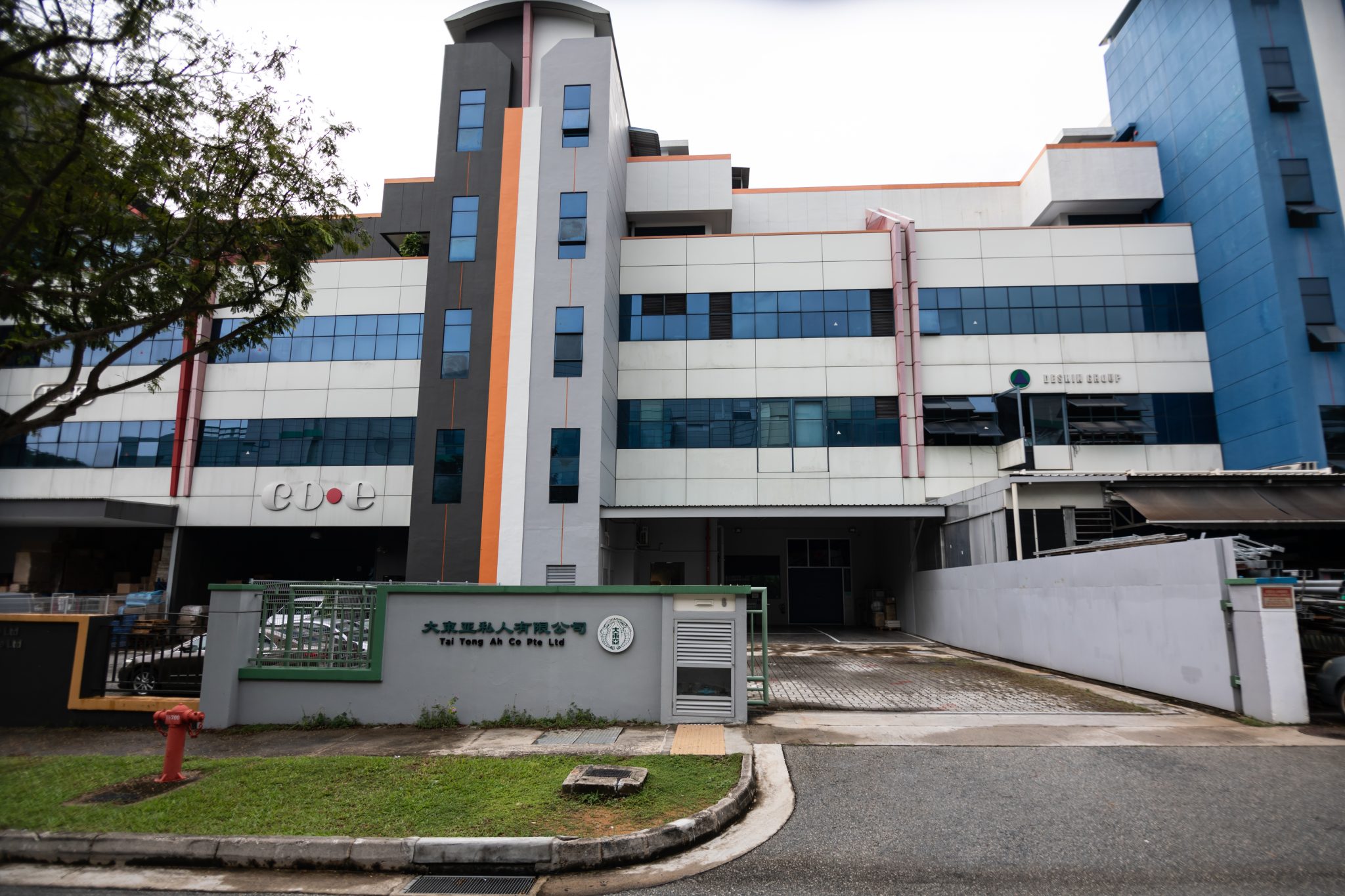 kaki bukit in english